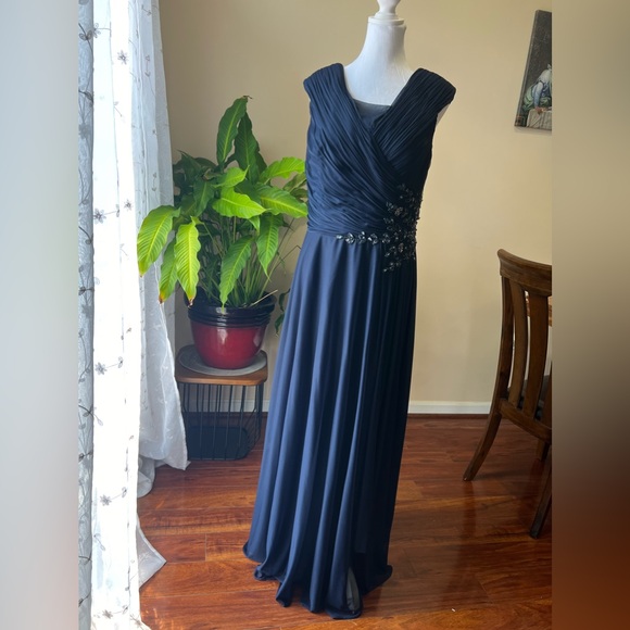 Camille La Vi Evening Dress. - Picture 4 of 12